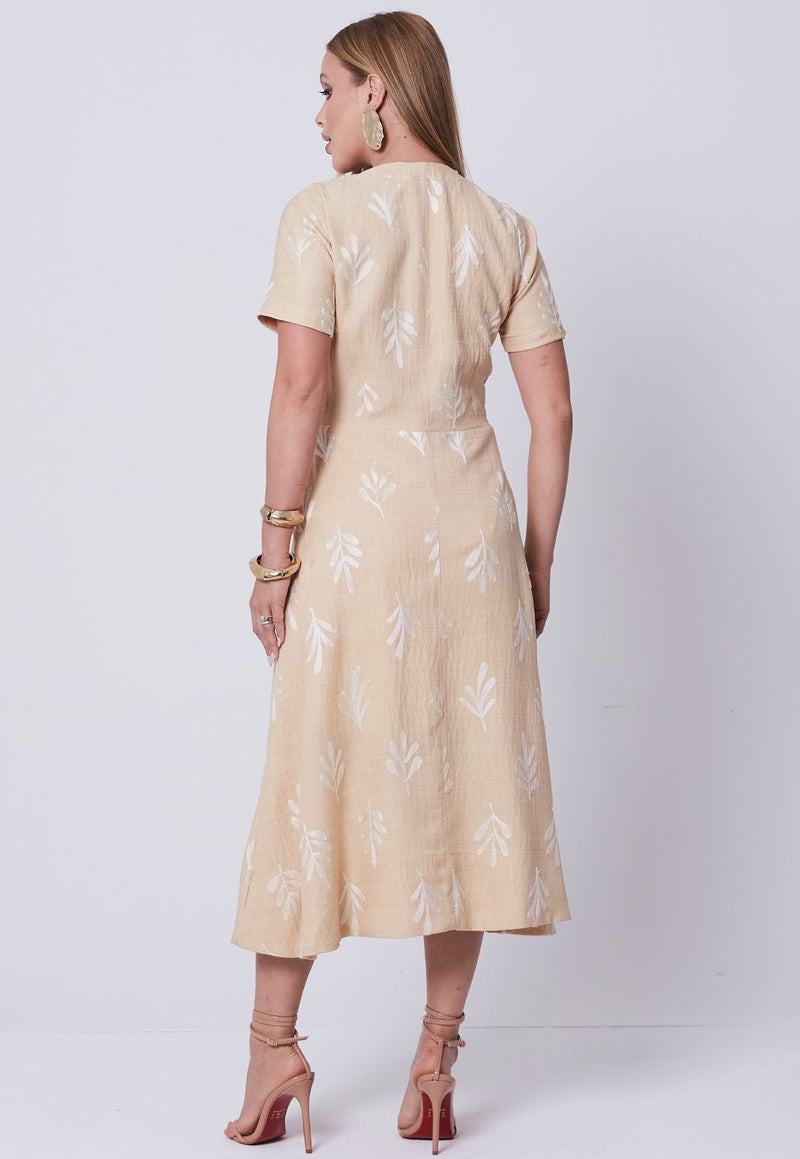 Chemise Mamorena Midi de Manga Curta em Tecido Bordado com Botões Encapados