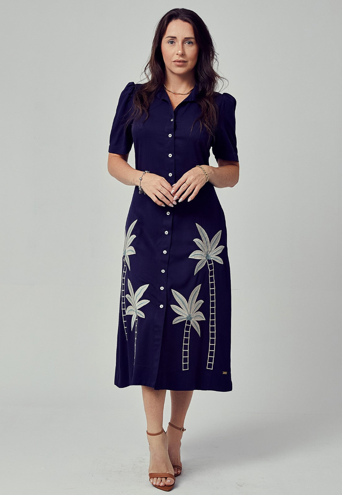Chemise Mamorena Midi Godê Manga Curta em Viscose Sarjada com Bordado de Palmeiras