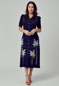 Chemise Mamorena Midi Godê Manga Curta em Viscose Sarjada com Bordado de Palmeiras