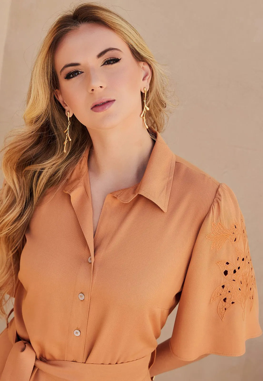 Chemise Mamorena Midi Manga Curta em Viscose com Faixa e Bordado nas Mangas