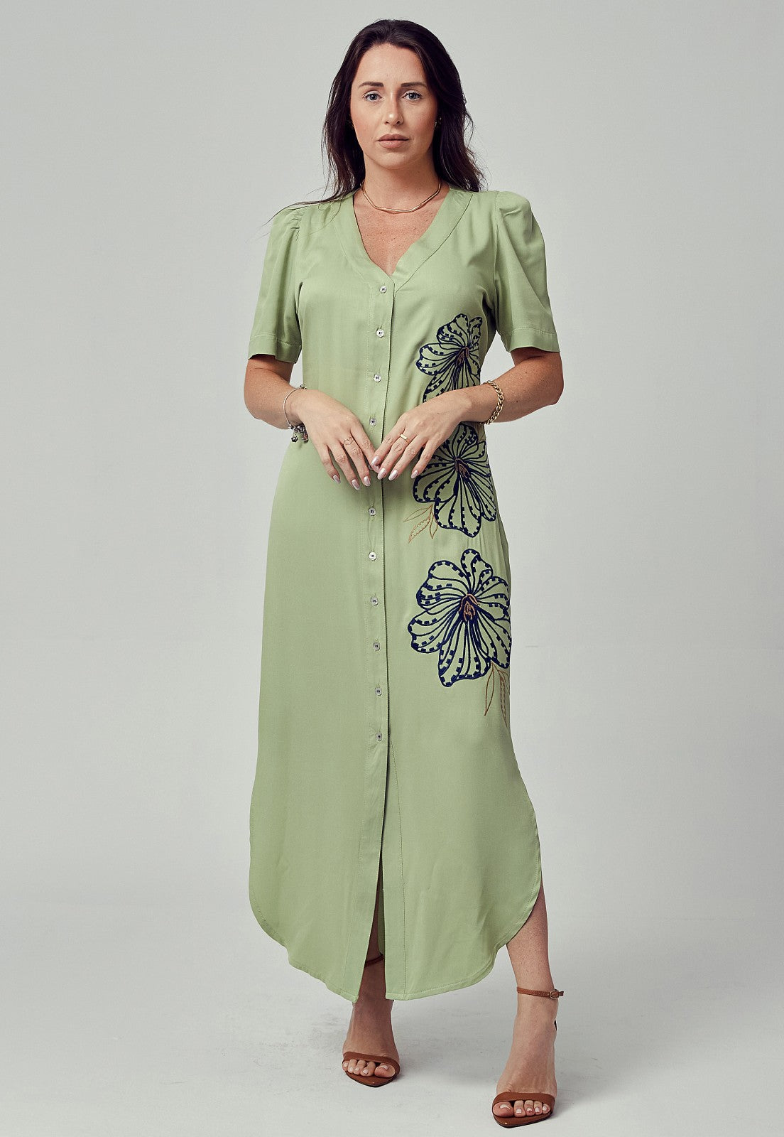 Chemise Mamorena Midi Manga Curta em Viscose Sarjada com Bordado Floral na Lateral