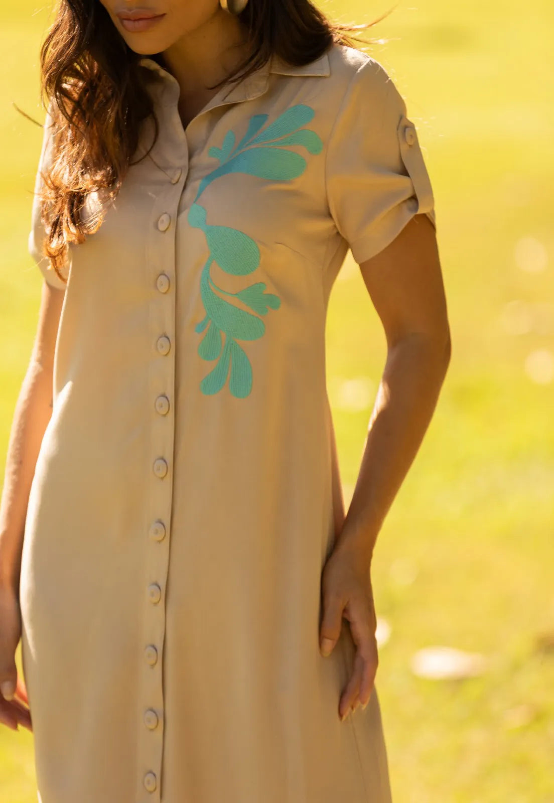 Chemise Mamorena Manga Curta Midi em Viscose Sarjada com Bordado do Lado Esquerdo