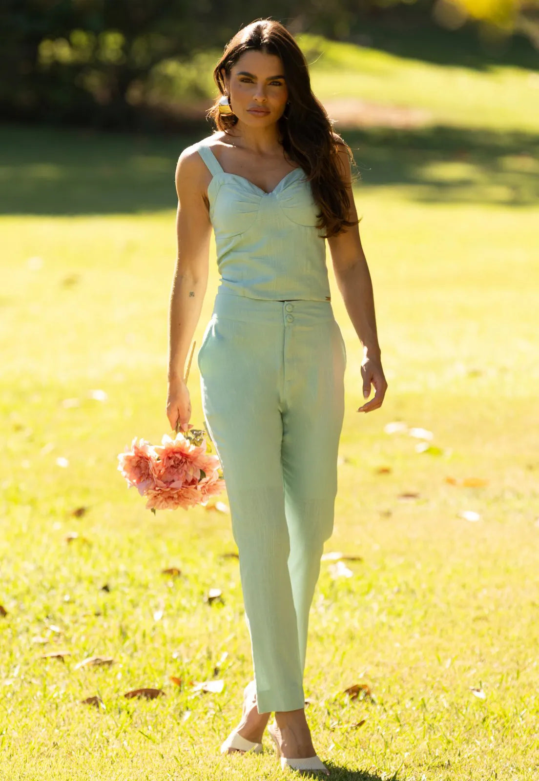Conjunto Mamorena Blusa de Alça e Calça Reta Longa em Linho com Pregas no Busto