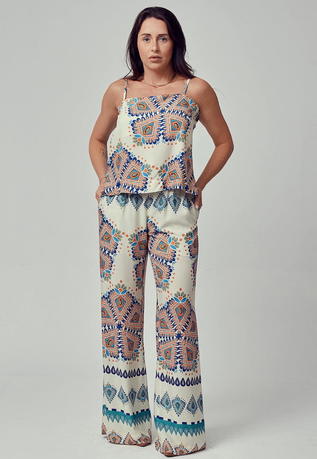 Conjunto Mamorena Blusa de Alça Fina e Calça Pantalona em Viscose Estampada