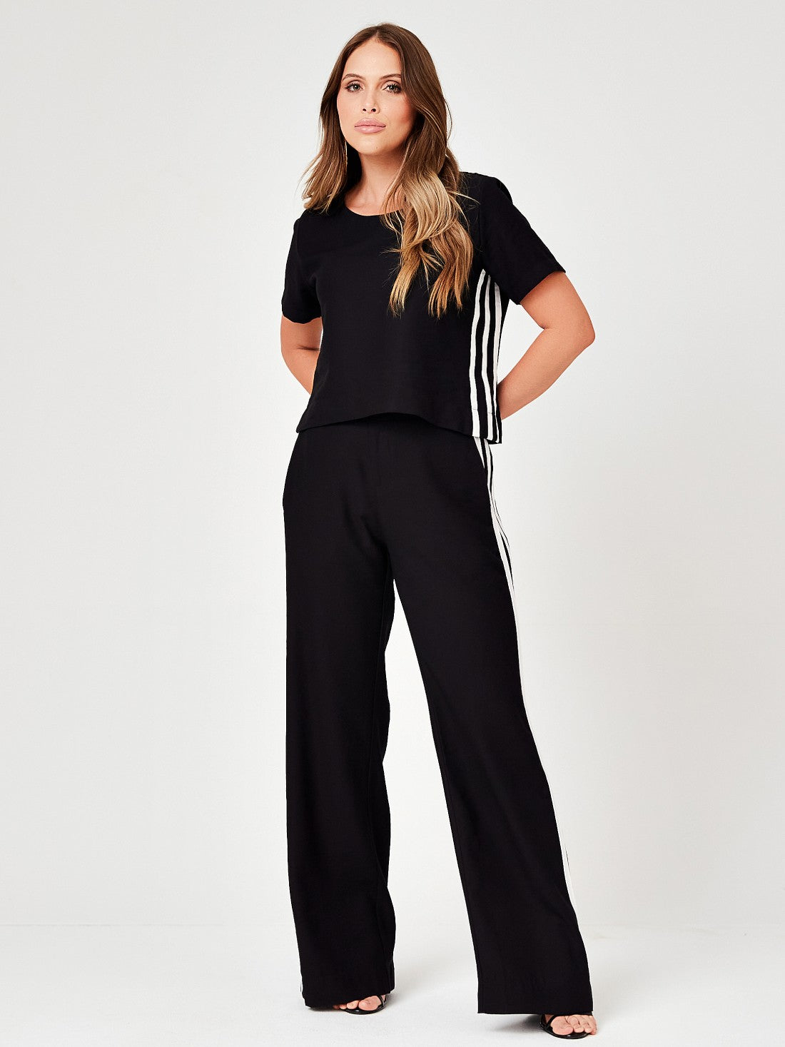 Conjunto Mamorena Blusa e Calça em Liocel com Detalhes de Faixas Laterais