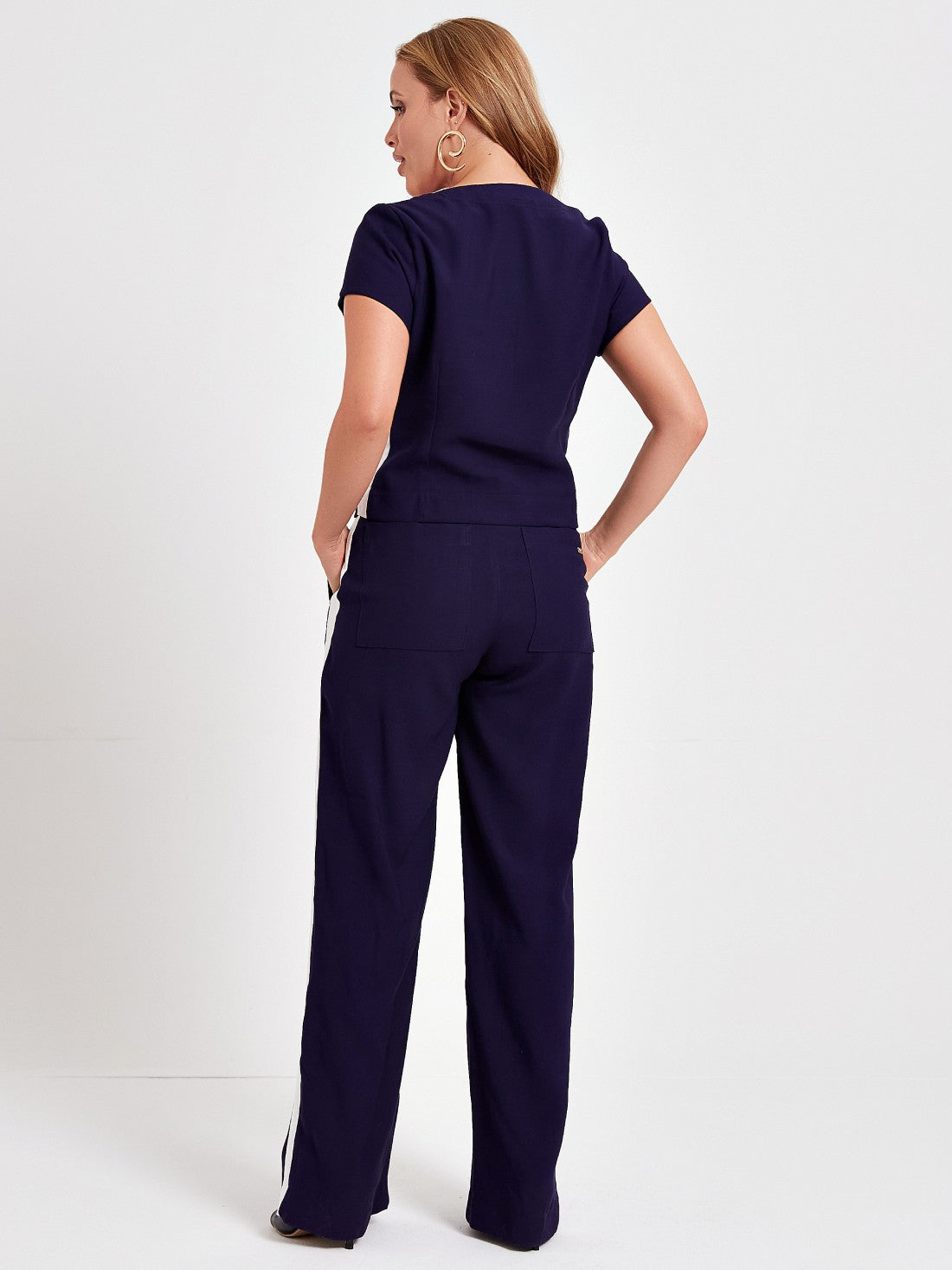 Conjunto Mamorena Blusa e Calça Reta em Alfaiataria Kali com Detalhe na Faixa Lateral