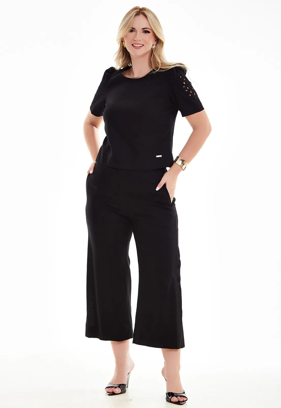 Conjunto Mamorena Blusa Manga Curta Bordada e Calça Pantacourt em Linho com Elastano
