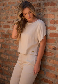 Conjunto Mamorena Blusa Manga Curta e Calça Reta em Viscose com Detalhes Arredondados nas Barras