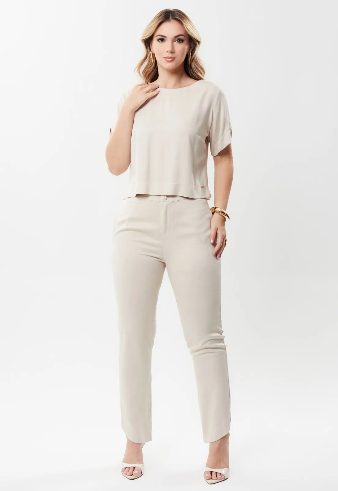 Conjunto Mamorena Blusa Manga Curta e Calça Reta em Viscose com Detalhes Arredondados nas Barras