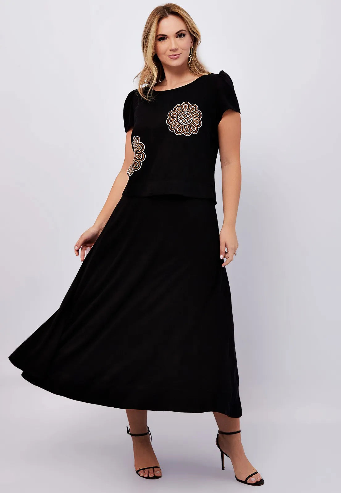 Conjunto Mamorena Blusa Manga Curta e Saia Godê Midi em Viscose com Bordados