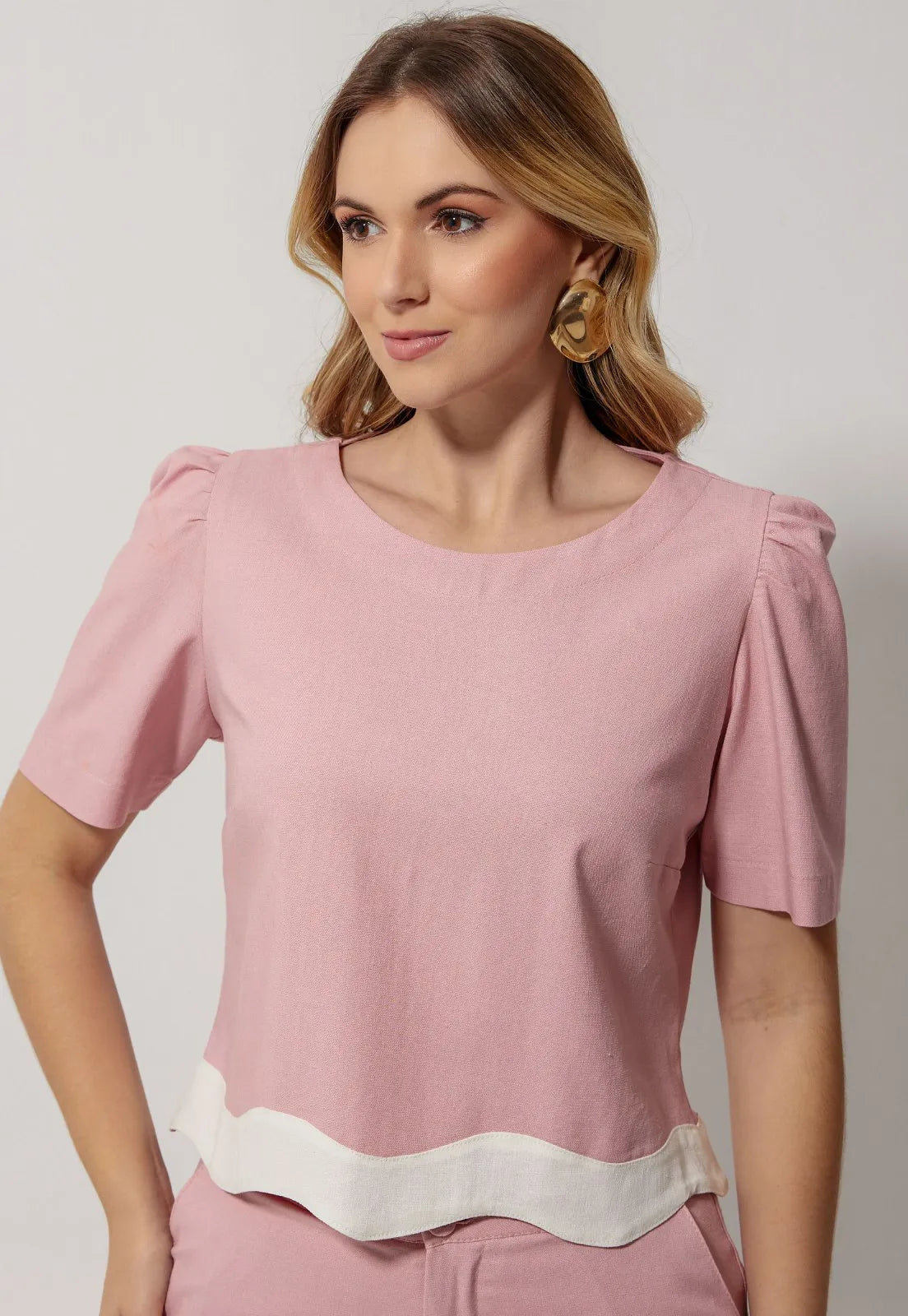 Conjunto Mamorena Blusa Manga Curta e Short em Linho com Elastano com Detalhe Ondulado na Barra