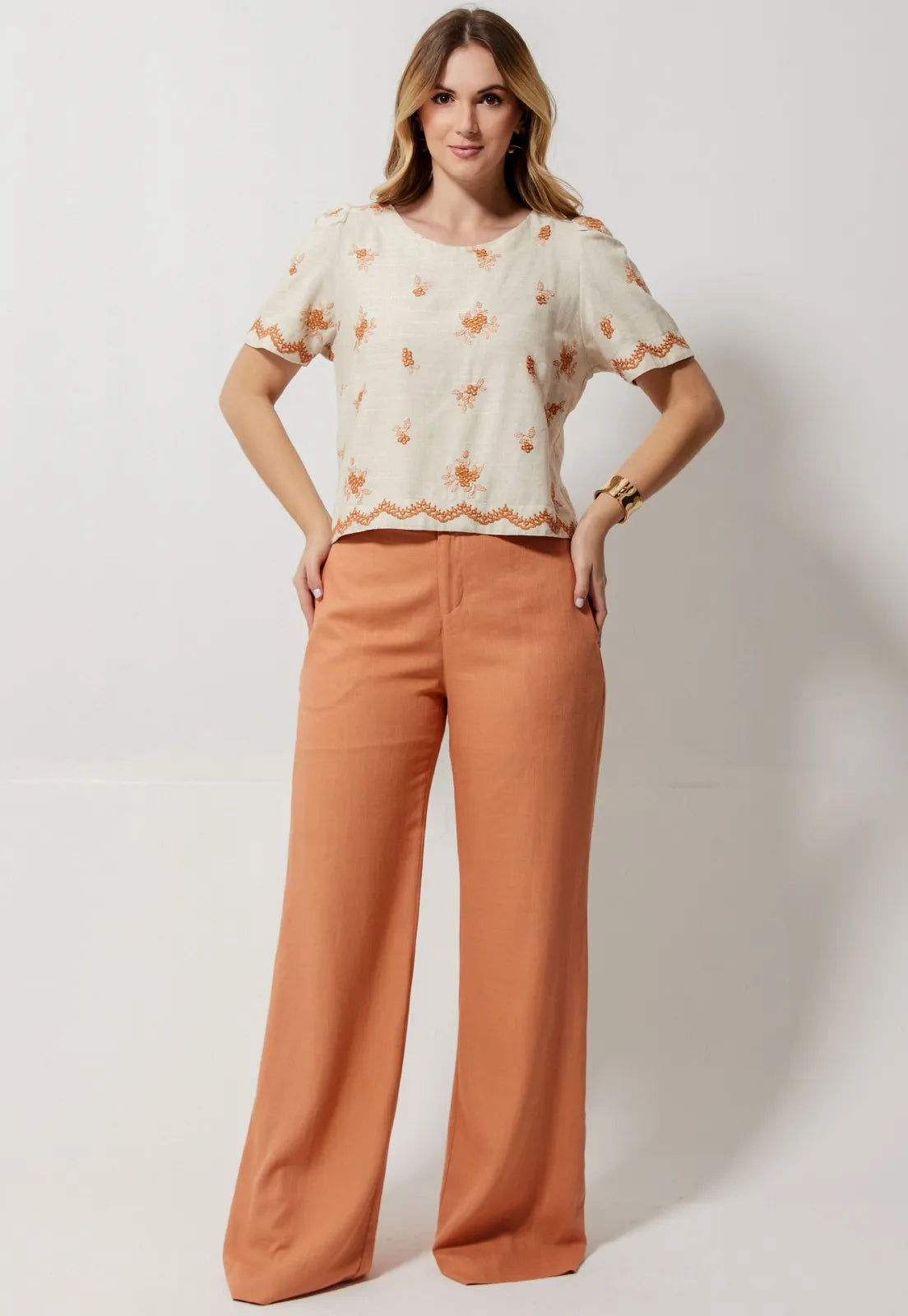 Conjunto Mamorena Blusa Manga Curta em Linho Bordado e Calça Reta em Linho