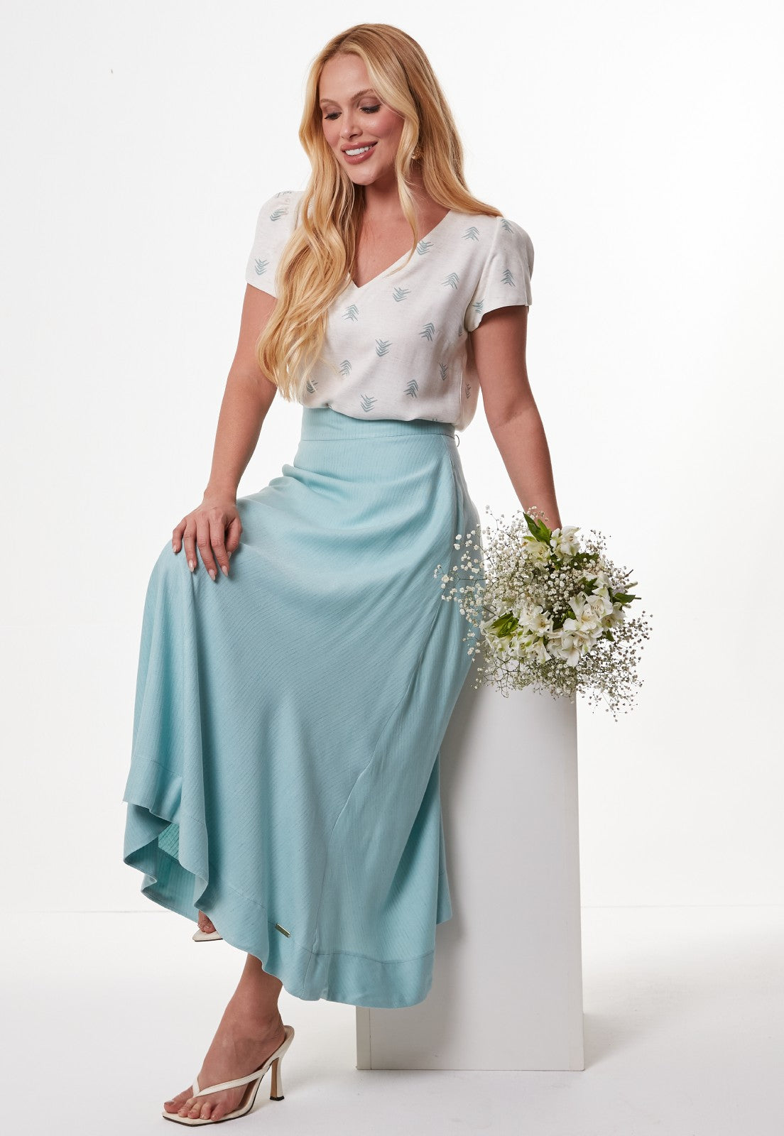 Conjunto Mamorena Blusa Manga Curta em Tecido Cora Estampada e Saia Midi Godê em Tecido Luna