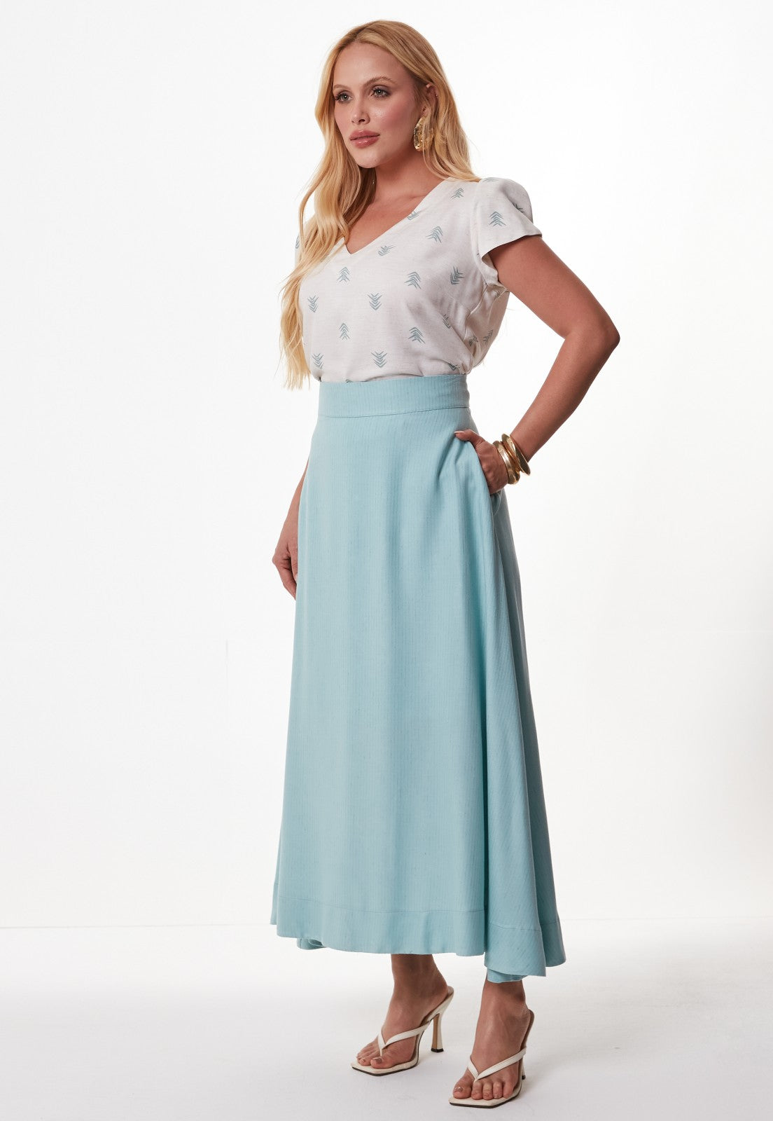 Conjunto Mamorena Blusa Manga Curta em Tecido Cora Estampada e Saia Midi Godê em Tecido Luna