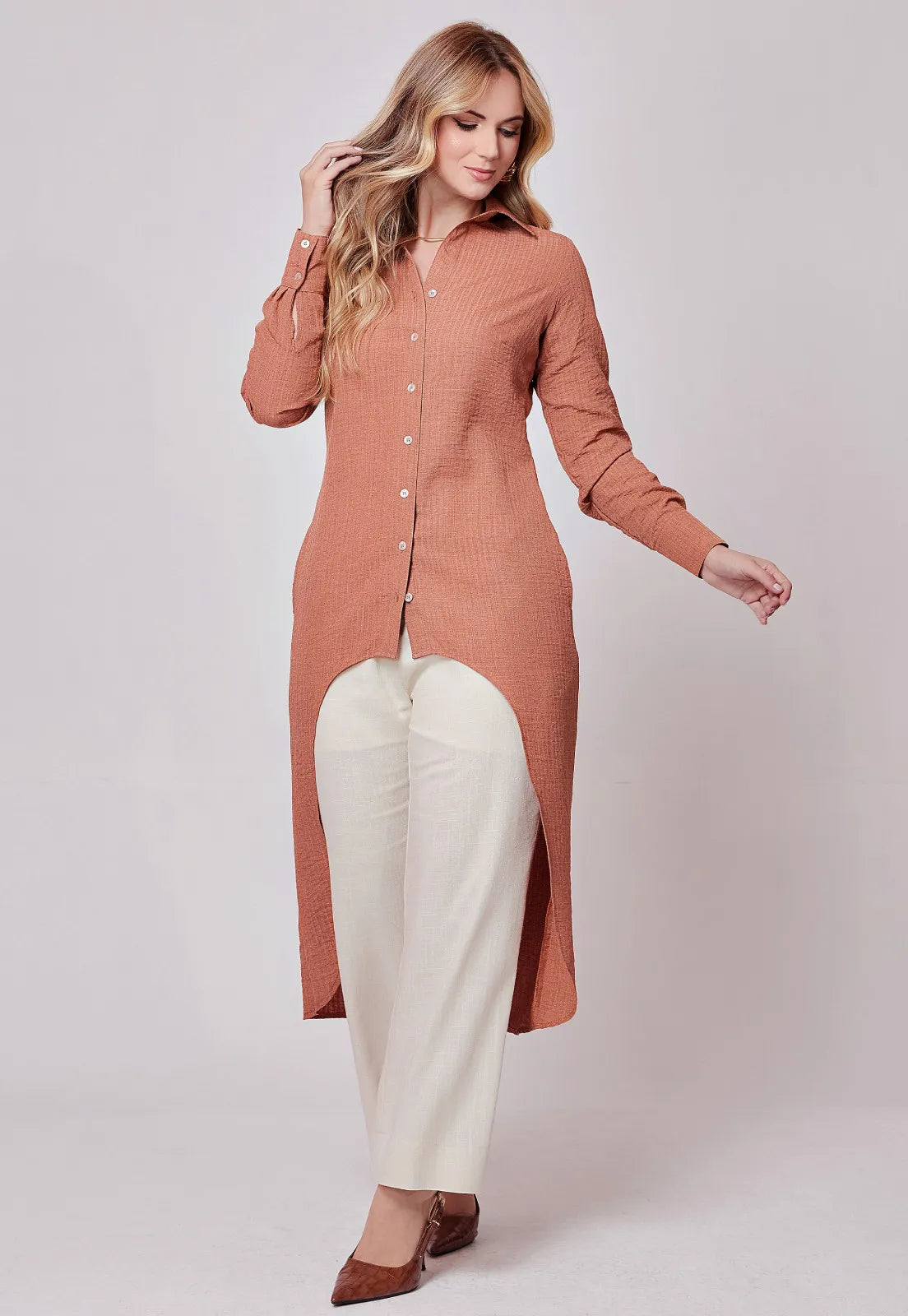 Conjunto Mamorena Camisão Manga Longa em Poliéster e Calça Pantacourt em Linho com Botões Madrepérola