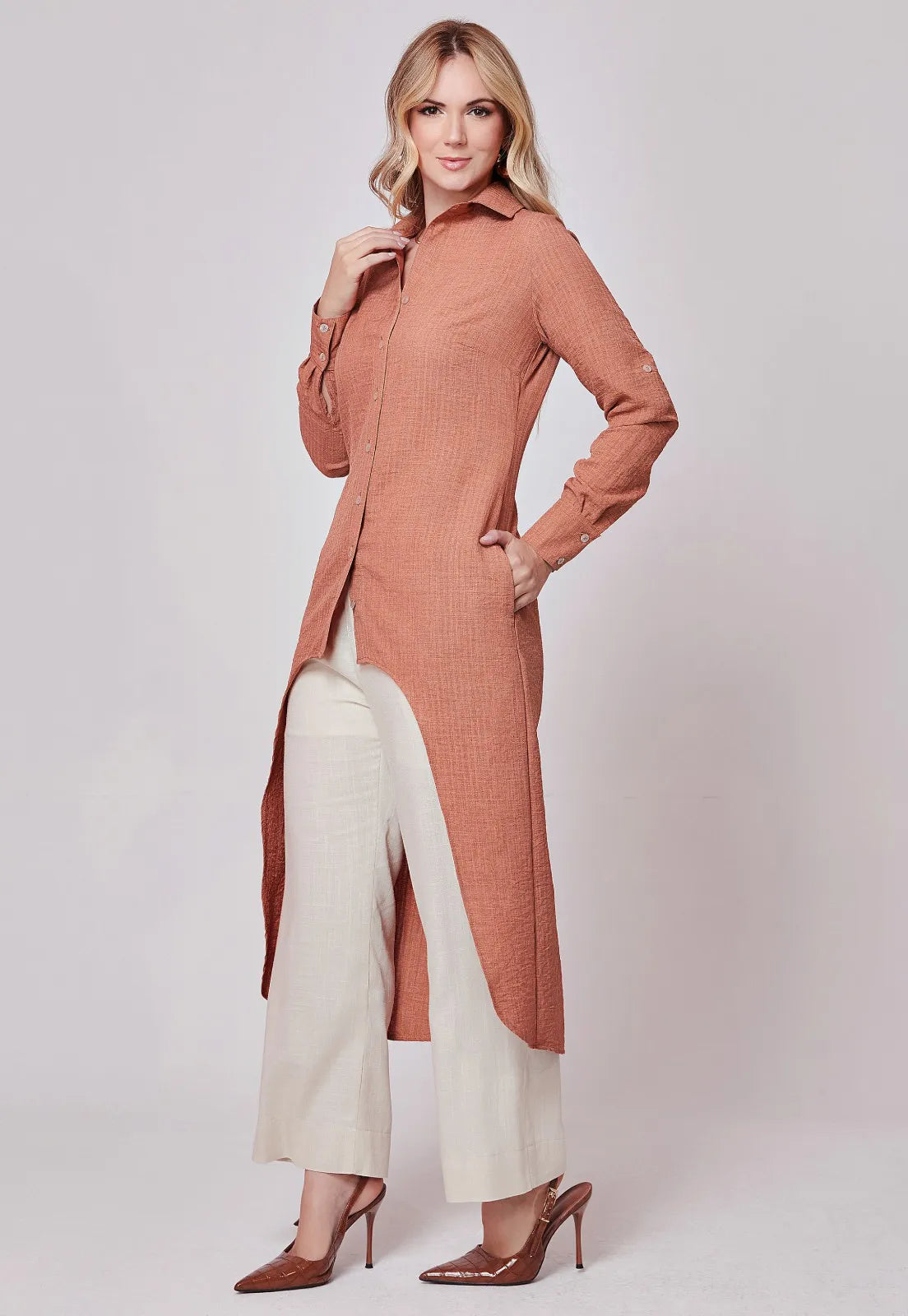 Conjunto Mamorena Camisão Manga Longa em Poliéster e Calça Pantacourt em Linho com Botões Madrepérola