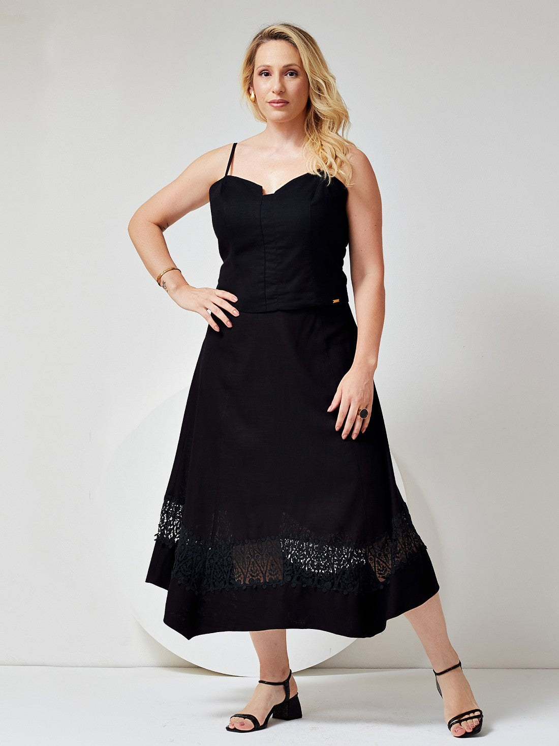 Conjunto Mamorena de Blusa e Saia Midi Gode em Linho com Detalhes de Entremeio e Bicos