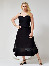 Conjunto Mamorena de Blusa e Saia Midi Gode em Linho com Detalhes de Entremeio e Bicos