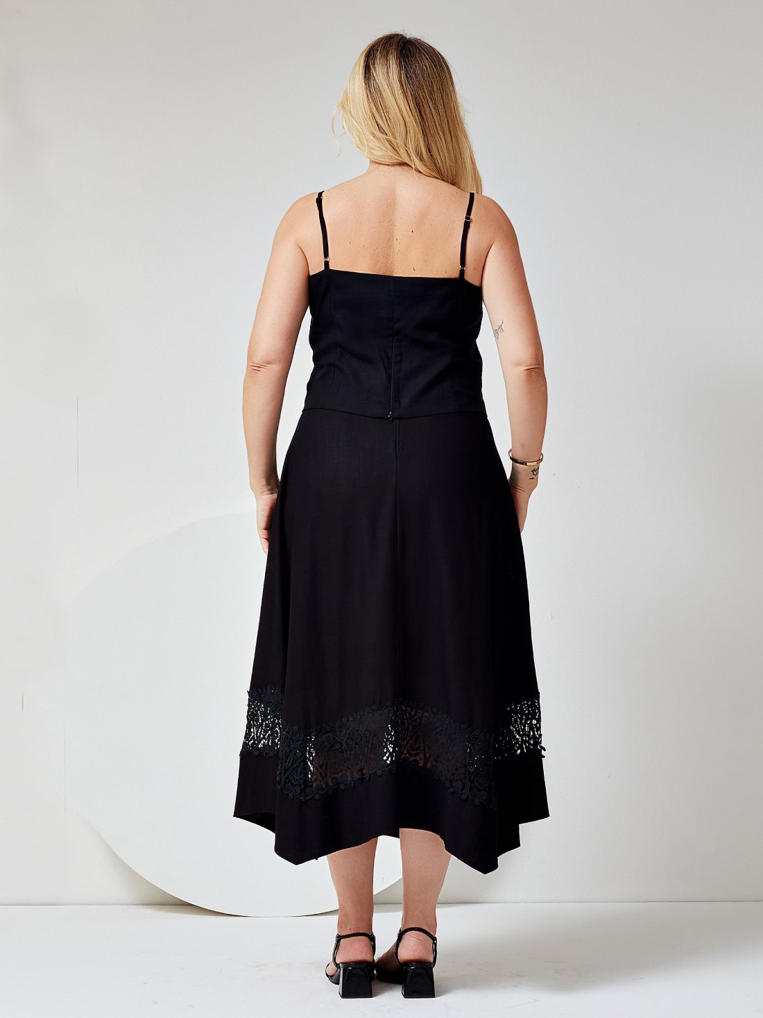 Conjunto Mamorena de Blusa e Saia Midi Gode em Linho com Detalhes de Entremeio e Bicos