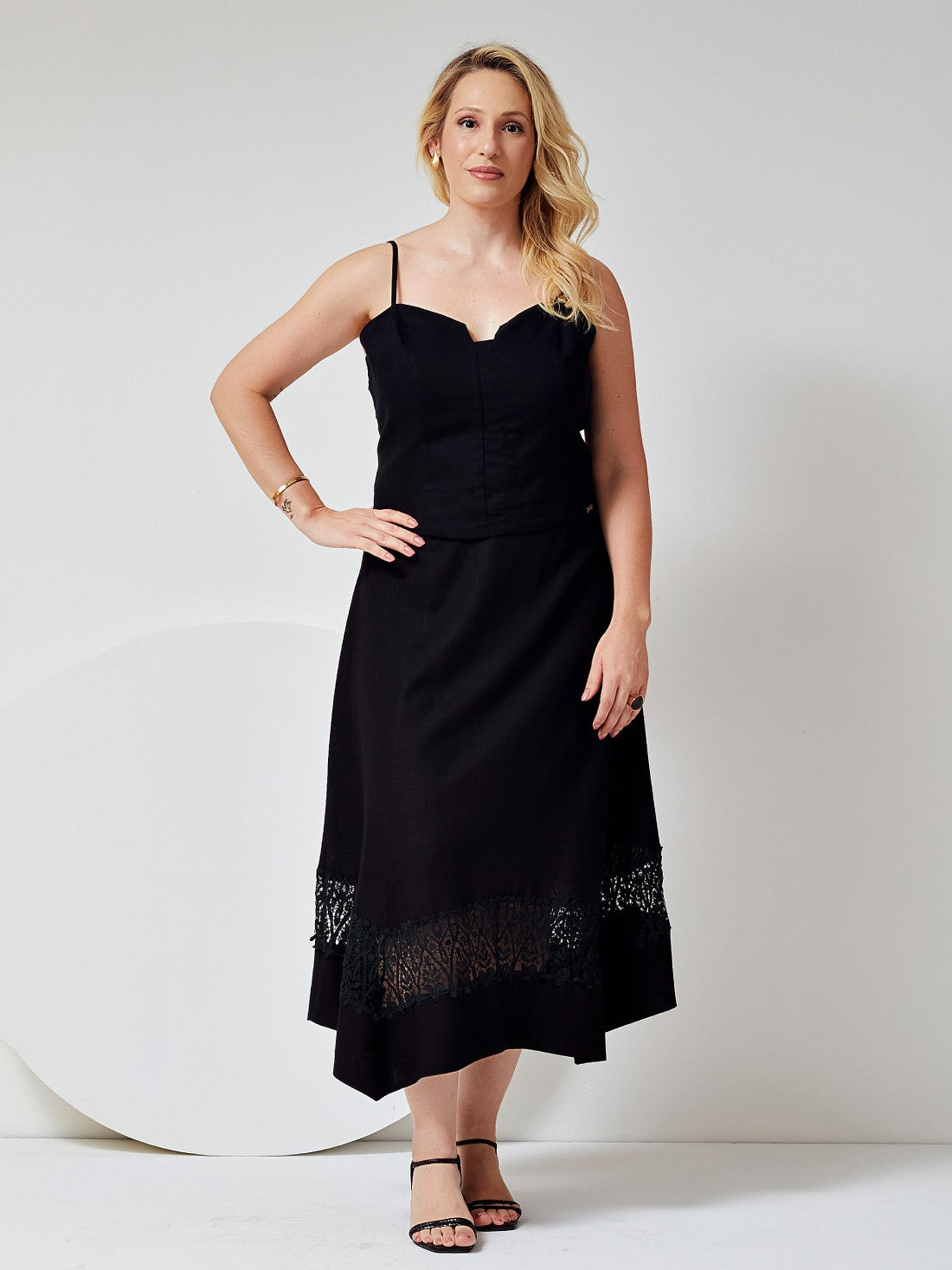 Conjunto Mamorena de Blusa e Saia Midi Gode em Linho com Detalhes de Entremeio e Bicos