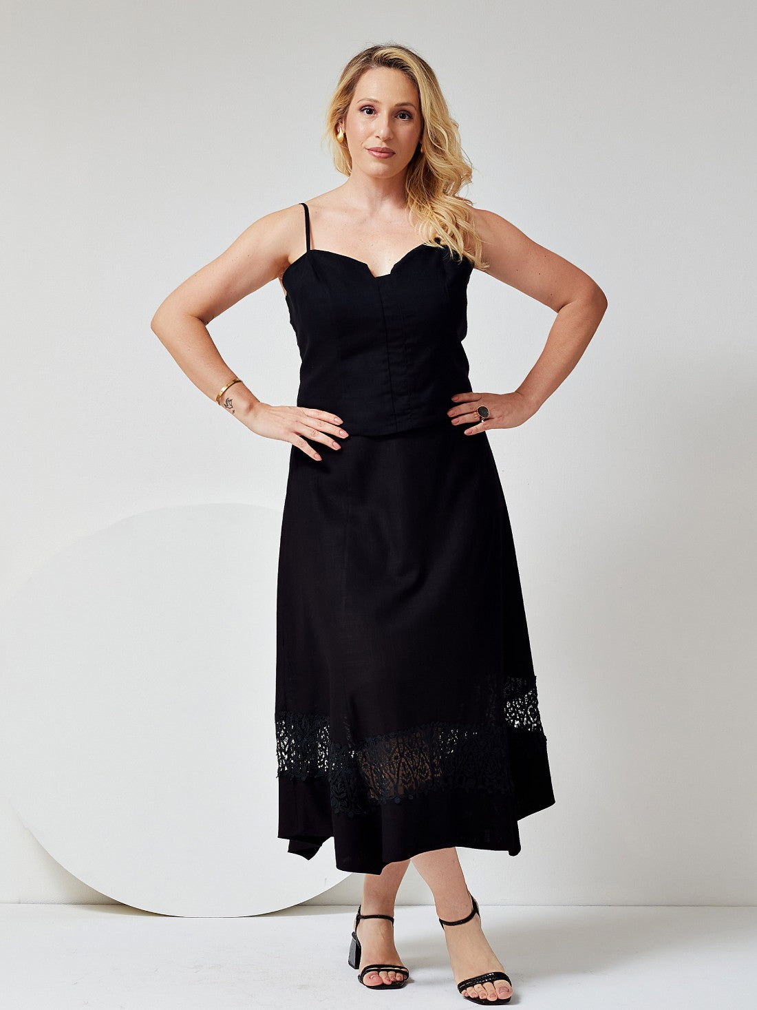 Conjunto Mamorena de Blusa e Saia Midi Gode em Linho com Detalhes de Entremeio e Bicos