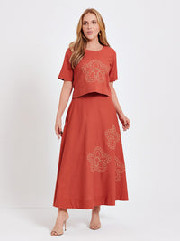 Conjunto Mamorena de Blusa Manga Curta e Saia Midi Godê em Linho com Bordado