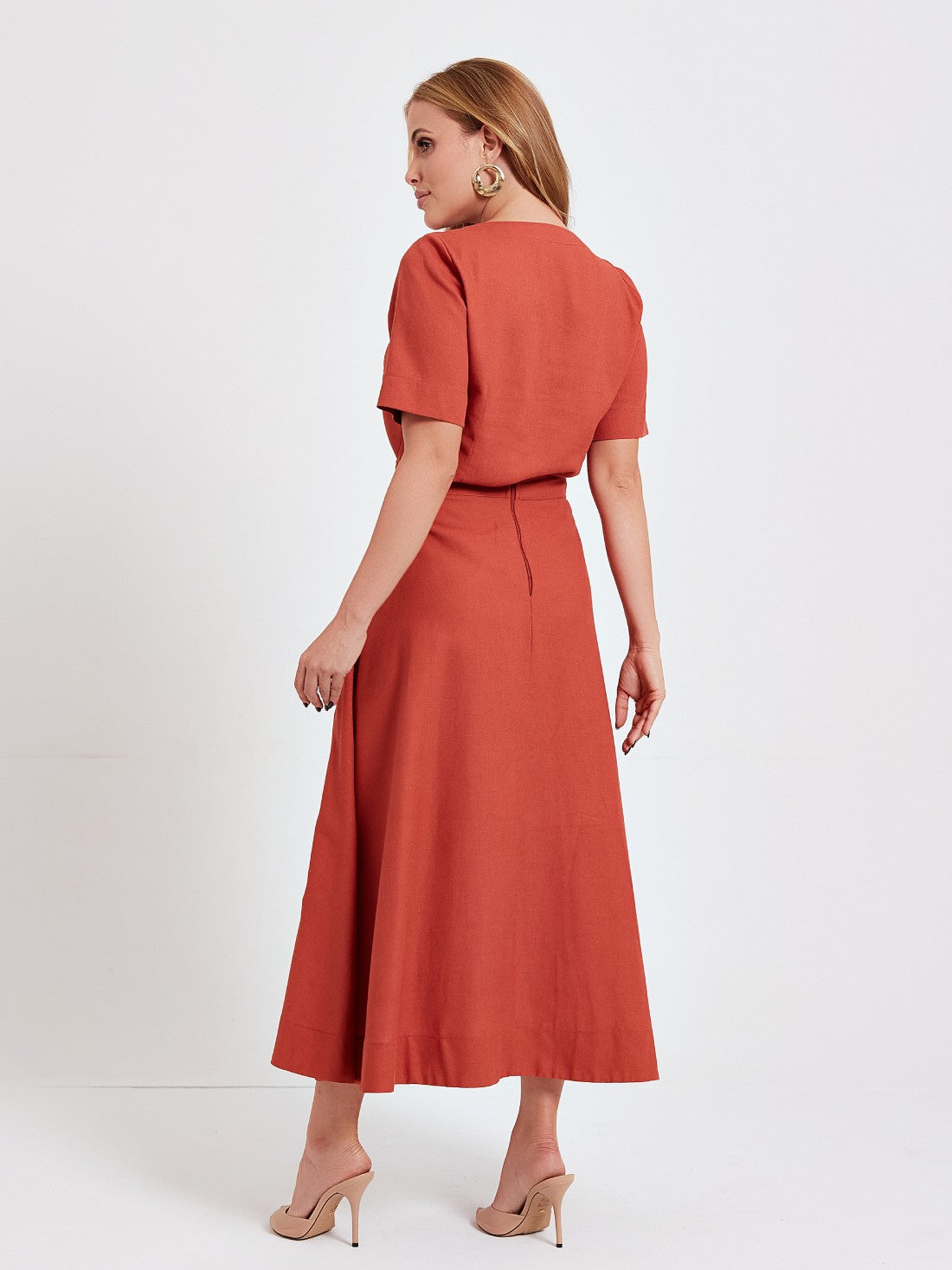 Conjunto Mamorena de Blusa Manga Curta e Saia Midi Godê em Linho com Bordado