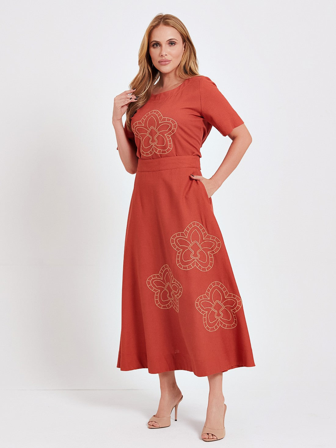 Conjunto Mamorena de Blusa Manga Curta e Saia Midi Godê em Linho com Bordado