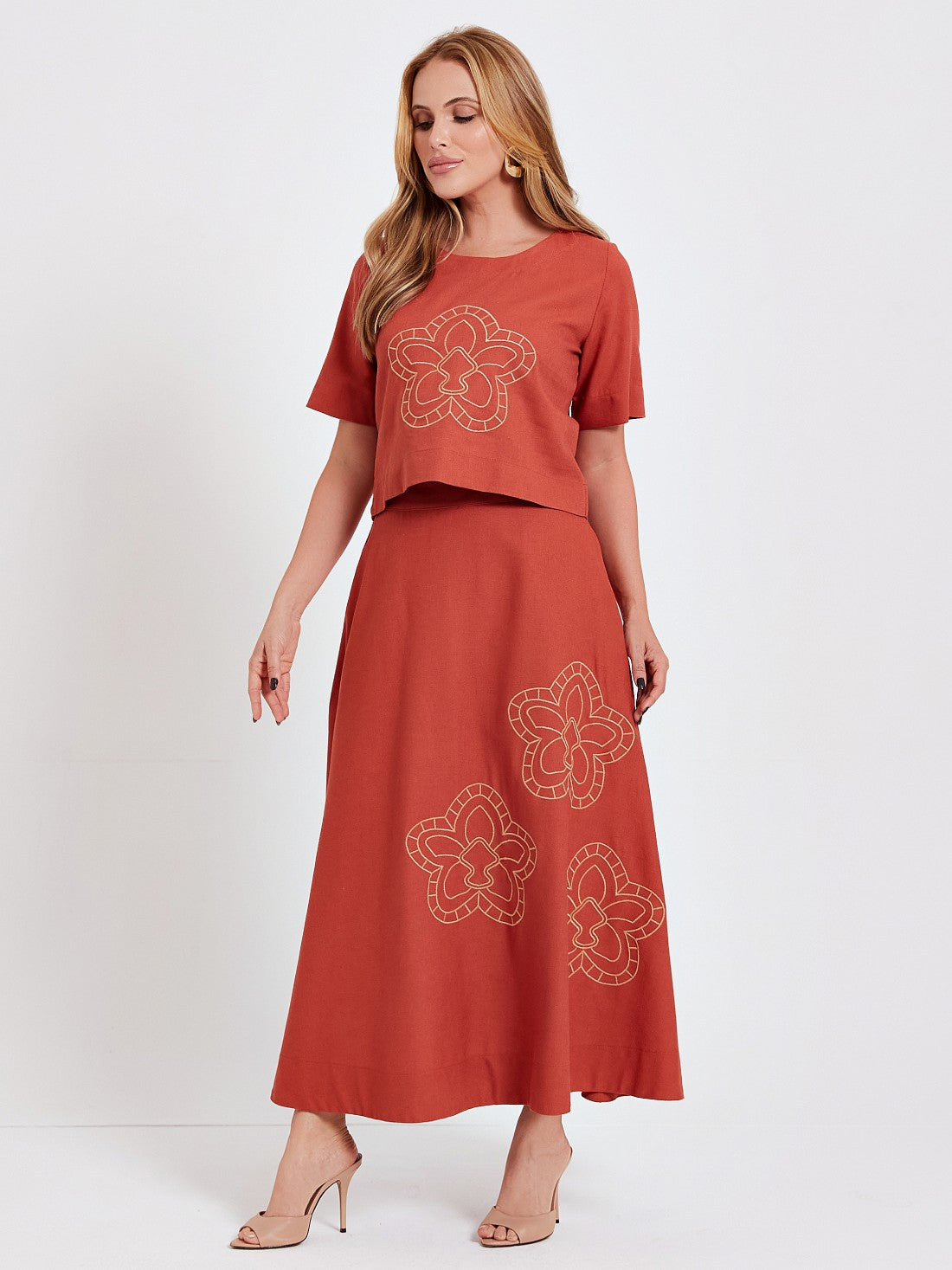 Conjunto Mamorena de Blusa Manga Curta e Saia Midi Godê em Linho com Bordado