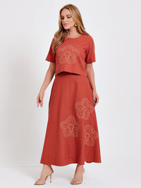 Conjunto Mamorena de Blusa Manga Curta e Saia Midi Godê em Linho com Bordado