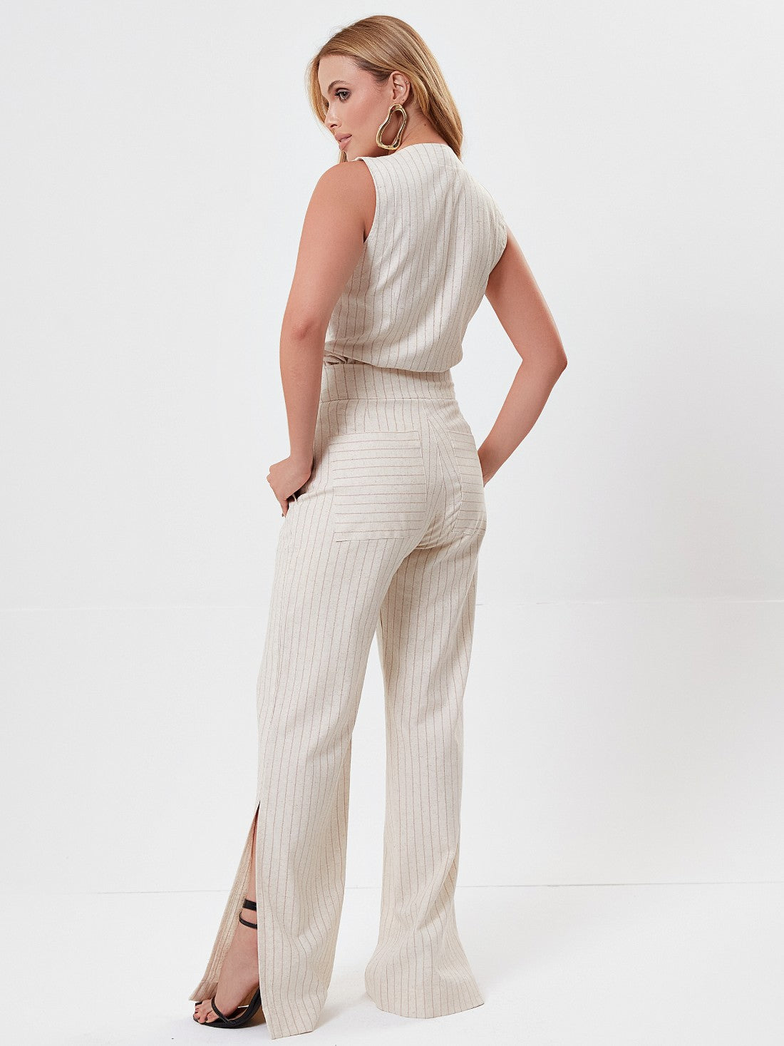 Conjunto Mamorena de Colete Regata e Calça Reta em Tecido Fontana de Listras com Fendas Laterais