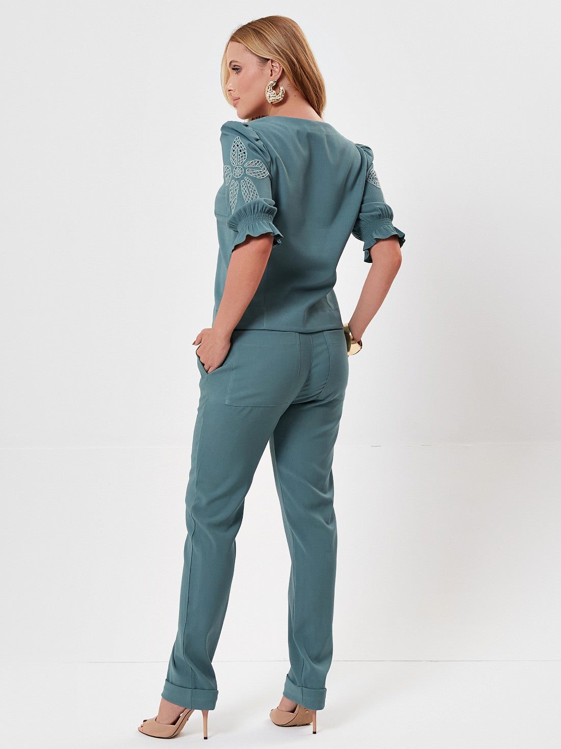 Conjunto Mamorena em Alfaiataria Toronto de Blusa Manga Curta com Bordado e Calça Skinny com Faixa do Mesmo Tecido