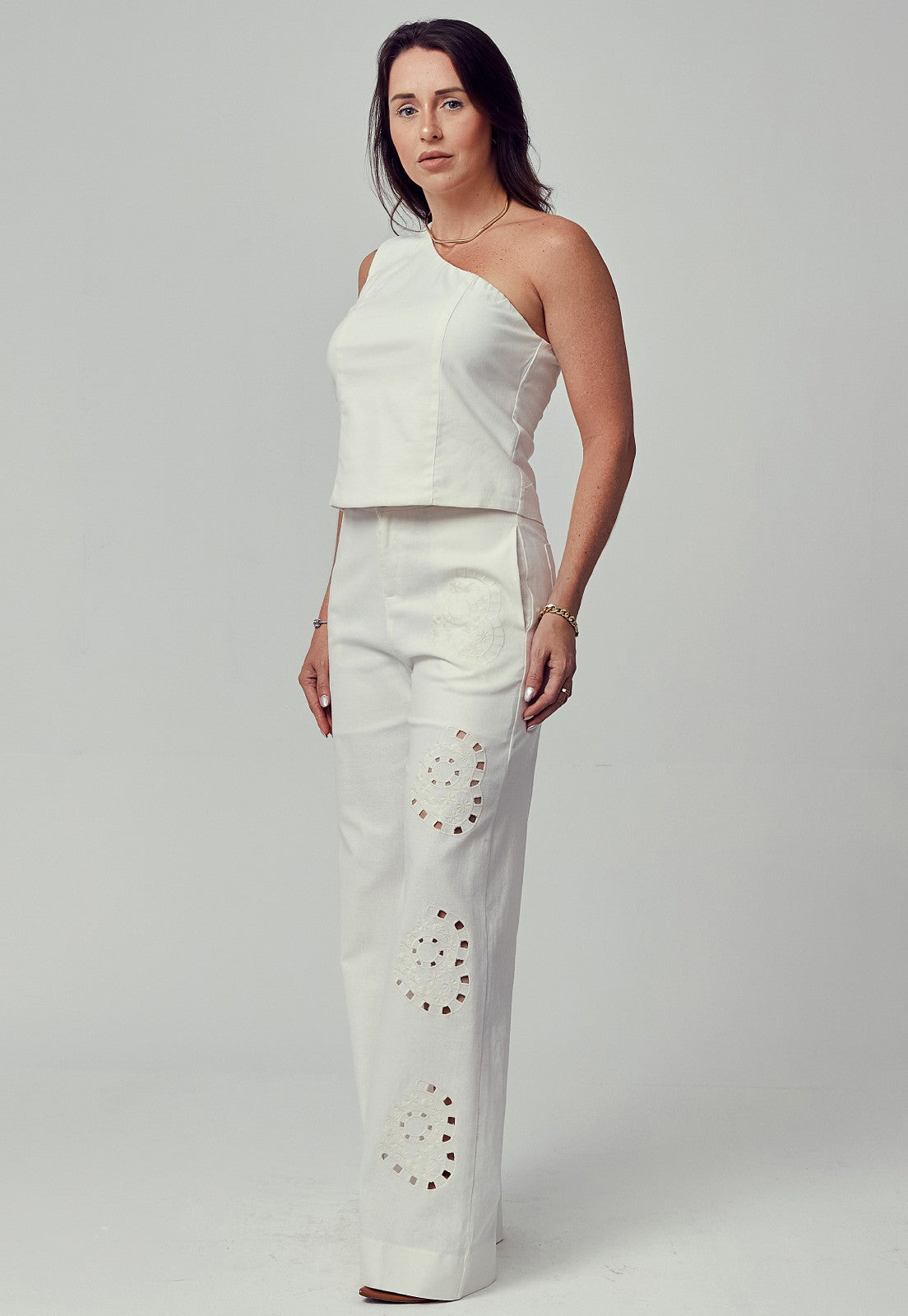 Conjunto Mamorena em Linho com Elastano de Blusa Nula Manga e Calça Reta Longa com Bordado