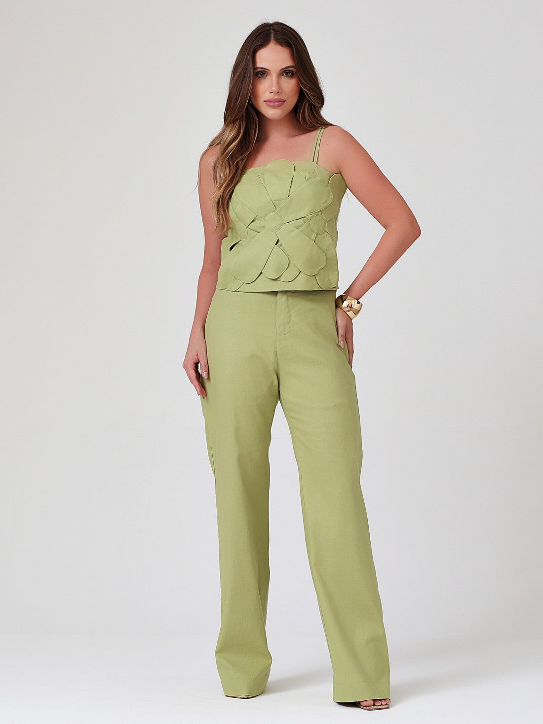 Conjunto Mamorena de Top com Flores Aplicadas e Calça Reta em Linho com Elastano