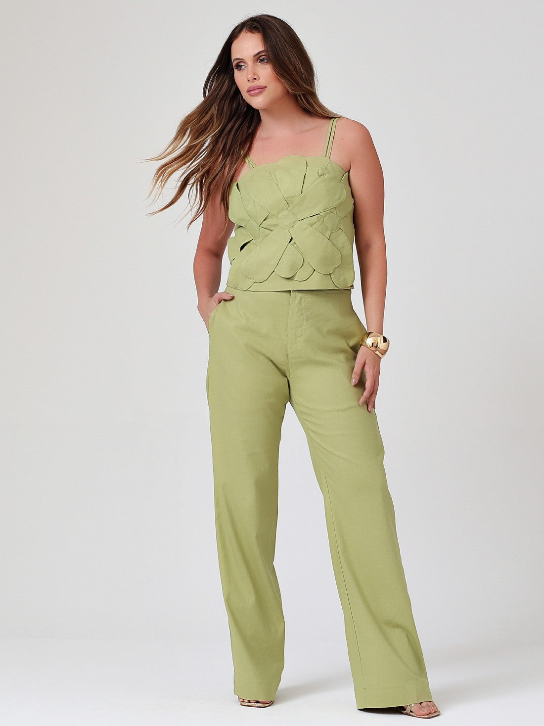 Conjunto Mamorena de Top com Flores Aplicadas e Calça Reta em Linho com Elastano