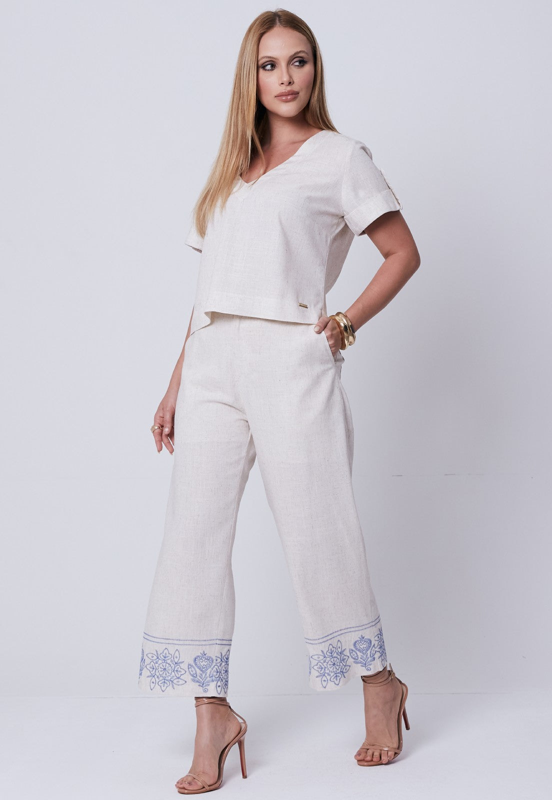 Conjunto Mamorena em Linho de Blusa e Calça Pantacourt com Barra Bordada