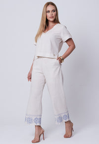 Conjunto Mamorena em Linho de Blusa e Calça Pantacourt com Barra Bordada