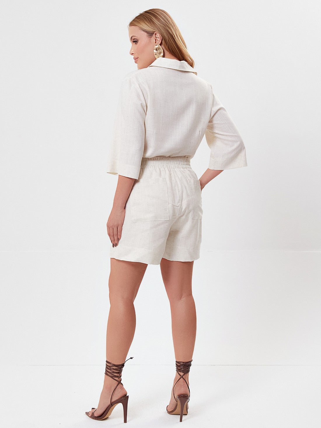 Conjunto Mamorena em Linho de Camisa Manga 7/8 e Short com Ilhos no Cós