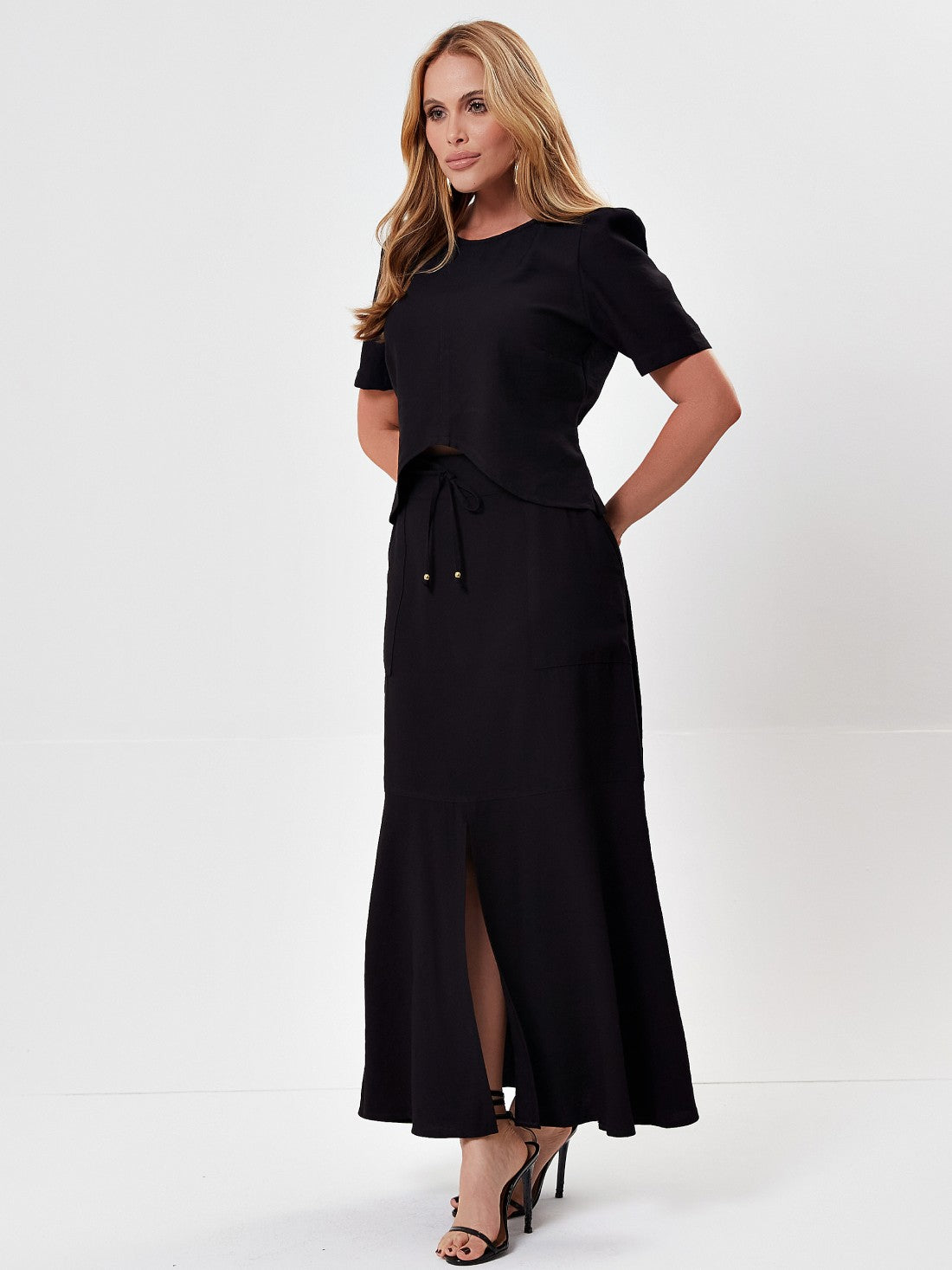 Conjunto Mamorena em Liocel Blusa Manga Curta com Detalhe na Barra e Saia Modelo Longuete com Fenda Frontal