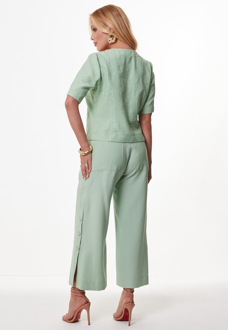 Conjunto Mamorena em Tecido Toronto de Blusa Manga Curta Bordada e Calça Pantacourt