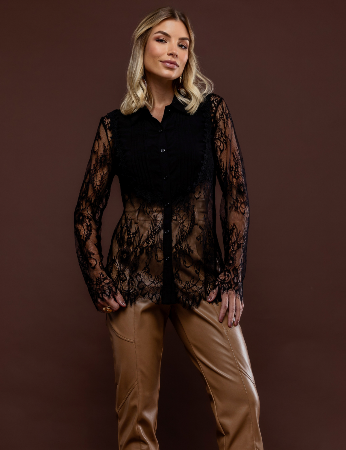 Camisa em renda Chantilly Heloise - Preta