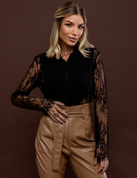 Camisa em renda Chantilly Heloise - Preta