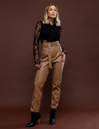 Camisa em renda Chantilly Heloise - Preta