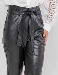 Calça Cigarrete Recortes Duplos Taylor - Preta