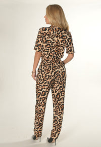 Macacão Mamorena em Viscose Estampada Animal Print com Bolsos