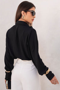 Blusa Agatha Crepe Com Babado, Botão e Manga Longa - Preto