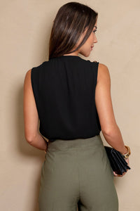 Blusa Dora Crepe Com Detalhe Botão no Ombro - Preto