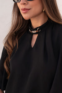 Blusa Cleide Crepe Com Detalhe Metal na Gola - Preto