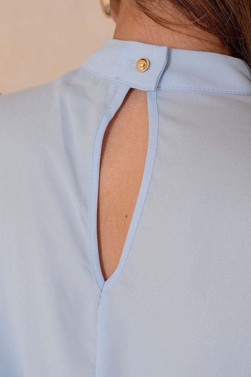 Blusa Cleide Crepe Com Detalhe Metal na Gola - Azul