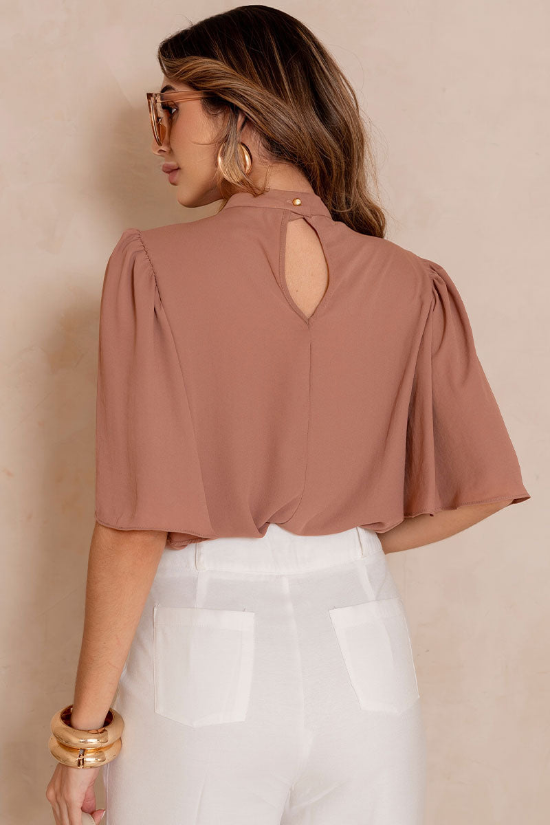 Blusa Cleide Crepe Com Detalhe Metal na Gola - Caramelo
